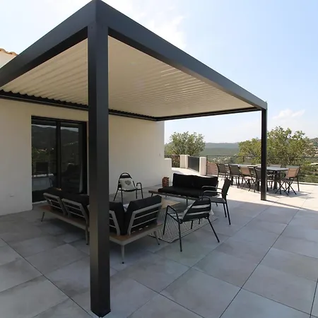 Dolce Pour 8 Personnes Avec Piscine Privee A *